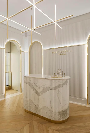 Reception in marmo e ottone del salone Bartorelli